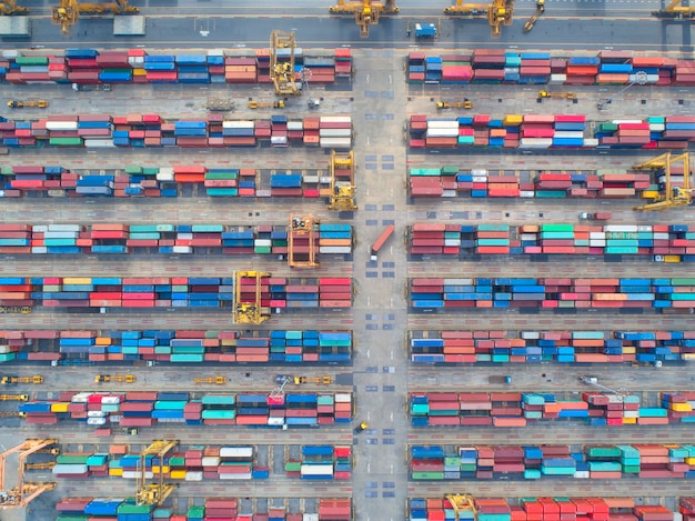 Nave porta-container in esportazione e importazione d'affari e logistica.