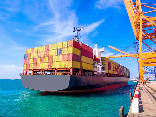 Photo container ship in harbor