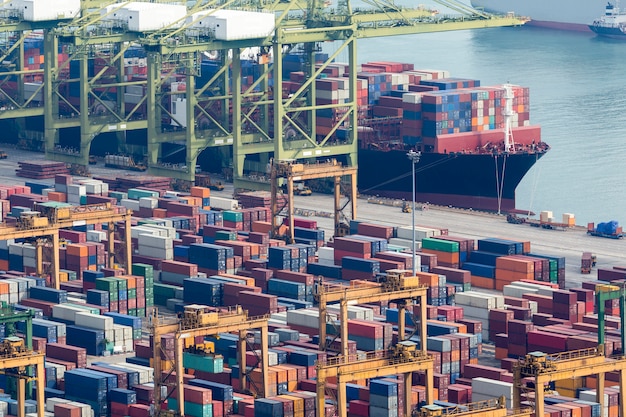 Nave porta-container in esportazione di importazione e porto logistico aziendale.