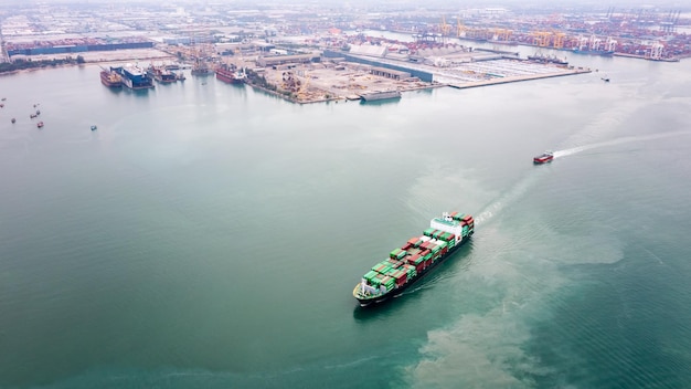Контейнеровоз, плывущий для перевозки товаров в контейнерах для импорта-экспорта на международном уровне