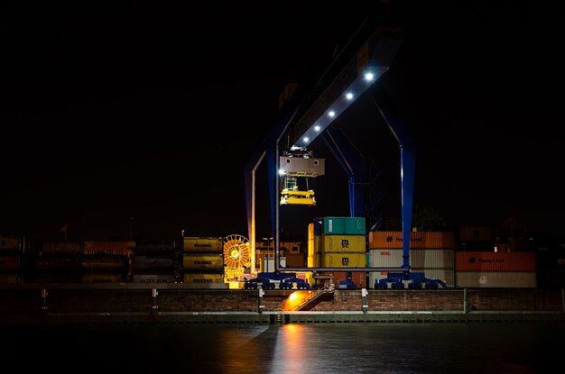 Foto terminal dei container nel porto durante la notte