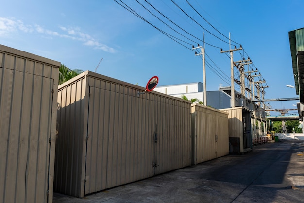 Containermagazijn of winkel in de fabrieksproductie op blauwe hemelachtergrond