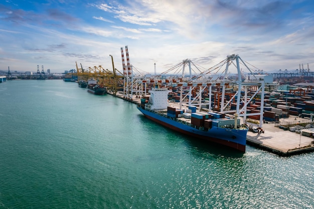 Containers Commerciële scheepvaarthaven en containerschip laden lossen met kraan