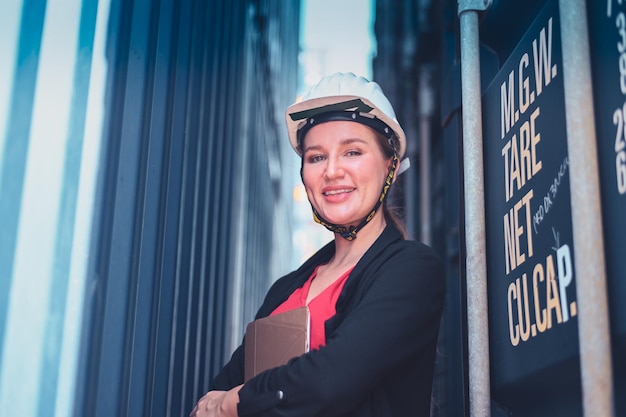 Containers export zaakvoerder stand controleren verzending containerwerf Zakenvrouw in containerlaadterminal logistiek verzendingsbeheer