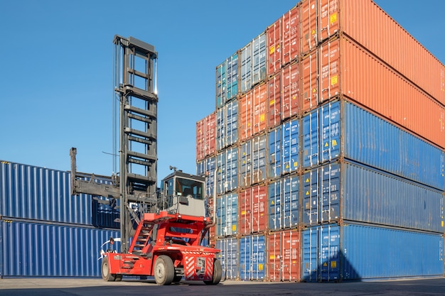 Containers in de havenlogistiek