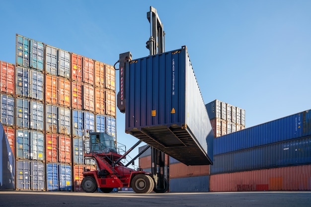 Containers in de havenlogistiek