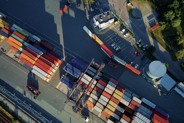 Containers magazijn luchtfoto verzending en logistiek concept