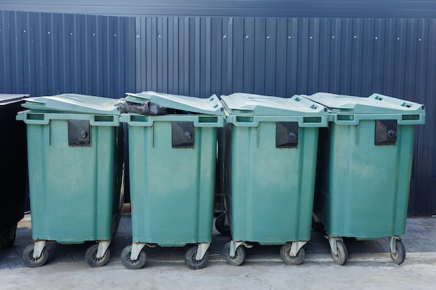 Контейнеры для переработки Зеленые мусорные контейнеры в ряду в городе Концепция переработки