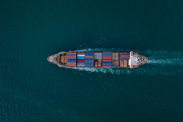 Containers schip corgo transport drijvend op zee luchtfoto bovenaanzicht