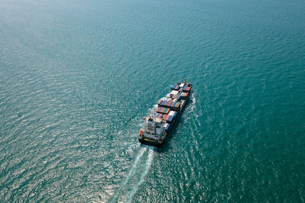 I container spediscono in import export cargo logistica trasporti internazionali e mondiali in mare