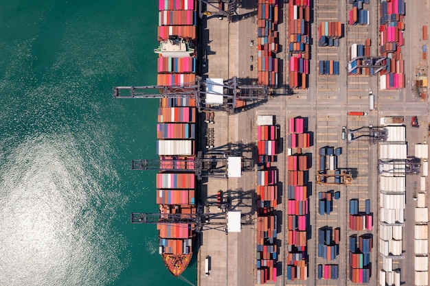 Containers verschepen en verschepende havenlading logistieke vrachtlading lossen door kraan