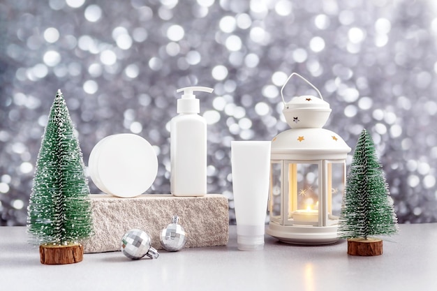 Containers voor cosmetica op het podium gemaakt van steen een lantaarn met een kaars en kerstbomen