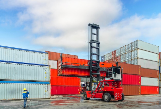 Containers worden met een vorkheftruck naar de haven gebracht om het busje op de vrachtwagen te tillen en over te brengen op een vrachtschip