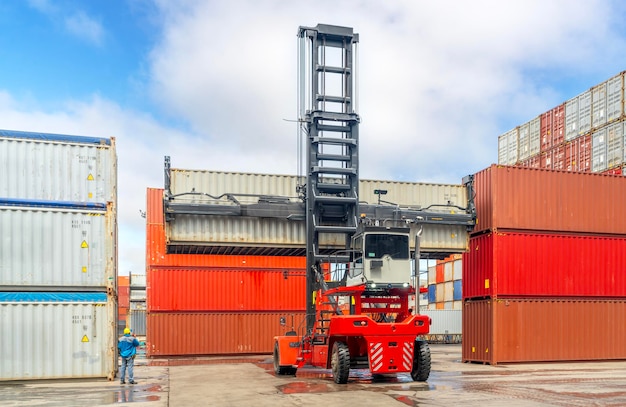 Foto containers worden met een vorkheftruck naar de haven gebracht om het busje op de vrachtwagen te tillen en over te brengen op een vrachtschip