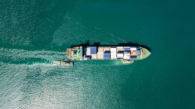 Containerschip dat op de groene zee op volle snelheid vaart voor logistieke import-exportactiviteiten