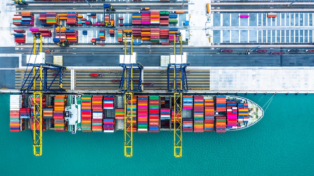 Containerschip die in haven, containerschipbelading bij diepzeehaven aankomen, logistische bedrijfsimport exporteren verschepend en vervoer, Luchtmening.