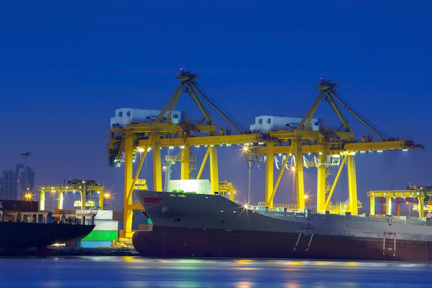 Containerschip in de haven met kranen