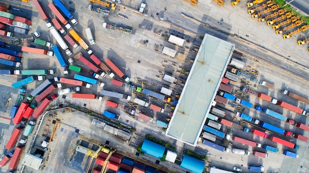 Containerschip in export- en importactiviteiten en logistiek.