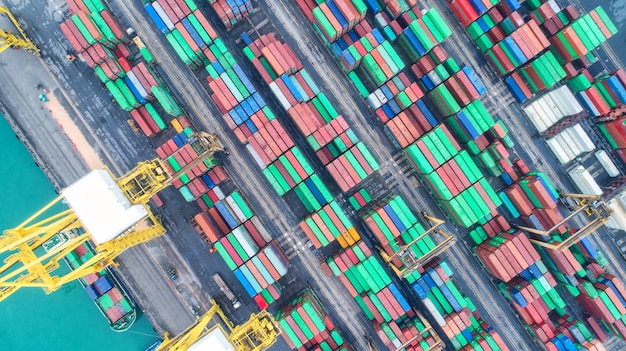 Containerschip in export- en importactiviteiten en logistiek.