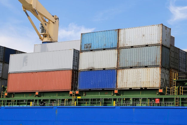 Containerschip in haven