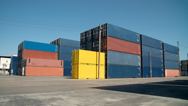 Containerschip in import- en exportbedrijf logistiek bedrijf Industrie- en transportconcept