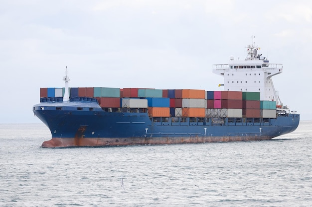 Containerschip in zee