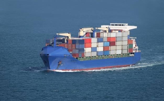 Containerschip in zee