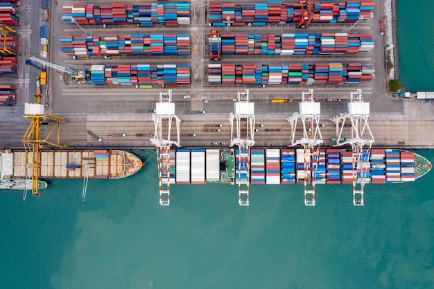 Containerschip laden en lossen container via kraan voor logistieke import exportgoederen