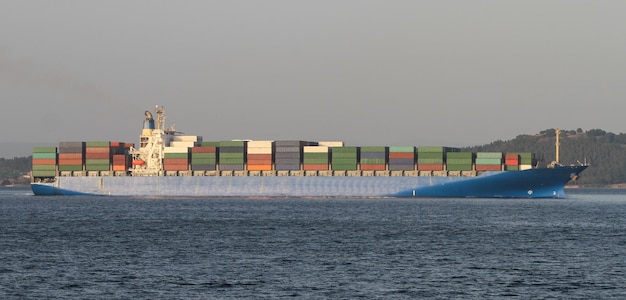 Containerschip met goederen