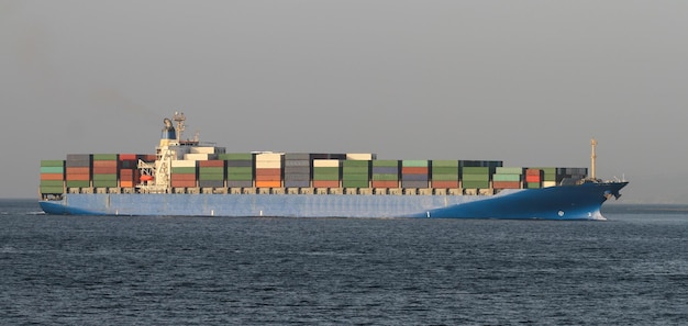 Containerschip met goederen