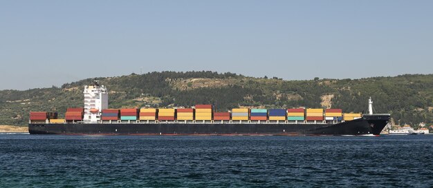 Containerschip met goederen