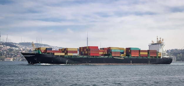 Containerschip met goederen