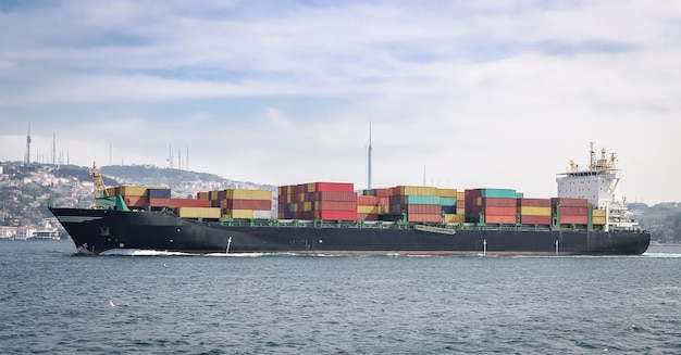 Containerschip met goederen
