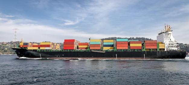 Containerschip met goederen