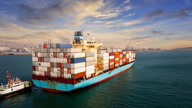 Containerschip vervoert grote vracht logistieke import export goederen internationaal wereldwijd