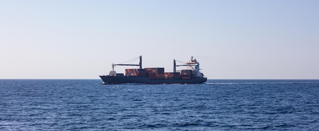 Containerschip voor internationaal vervoer zeil vol vracht Zee handel hemel achtergrond banner