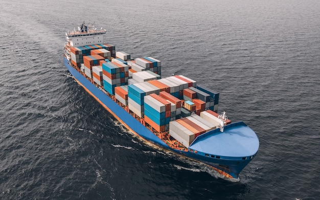 Containerschip zeilen in zee. Hoge hoekweergave