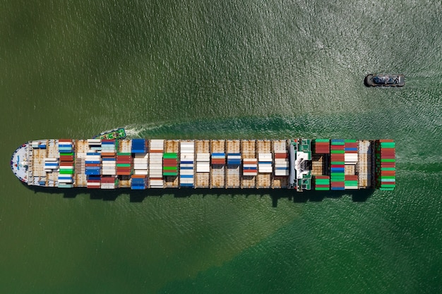 Containerschip zeilen op de oceaan, Business cargo logistiek luchtfoto