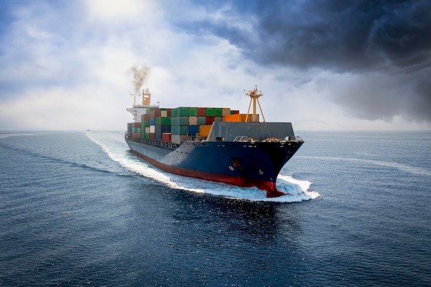 Containerschip zeilt in de zee tegen de lucht