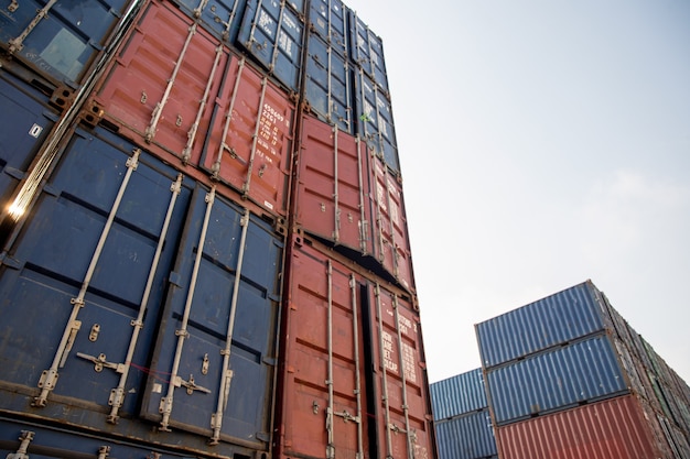 Foto containersdoos van vrachtvrachtschip voor import export en opslag van vrachtvervoer