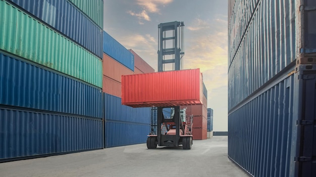 Containervervoer Logistiek van internationale containervrachtverzending en vrachtvliegtuig in containerwerf Goederenvervoer Internationale wereldwijde verzending