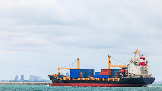 Containervrachtschip dat in groene zee vaart om goederen internationaal te importeren en exporteren