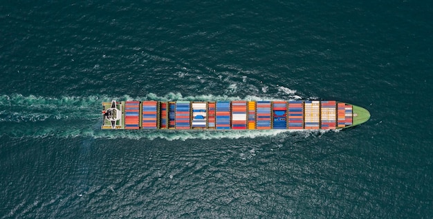 Containervrachtschip dat op volle snelheid in de Stille Oceaan vaart om goederen import export te vervoeren