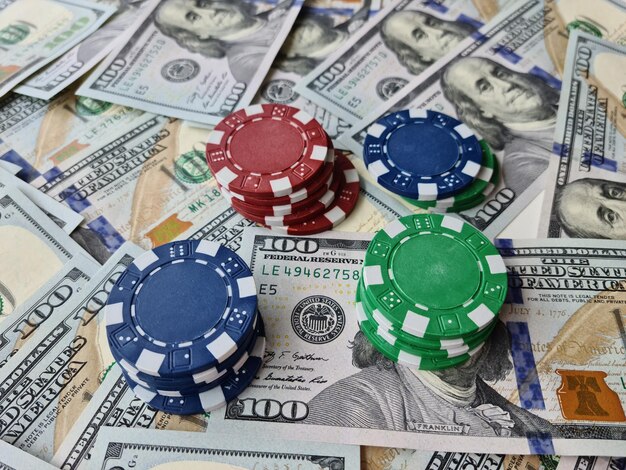 Contant geld dollarbiljetten en casinofiches