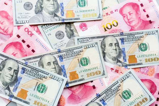 Contant geld: honderd Amerikaanse dollars en honderd Chinese yuan
