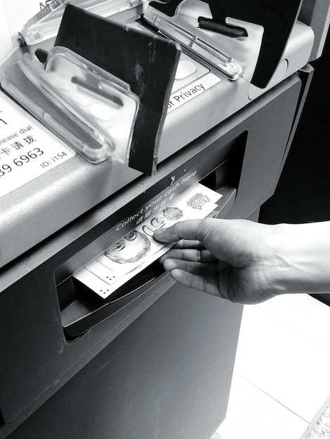 Foto contant geld opnemen van geldautomaat