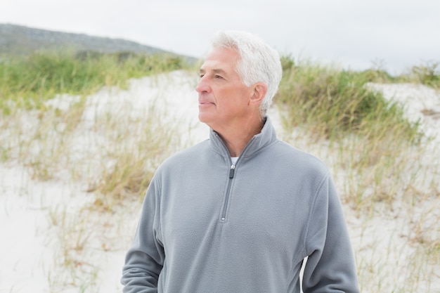 Foto contemplatieve casual senior man op het strand