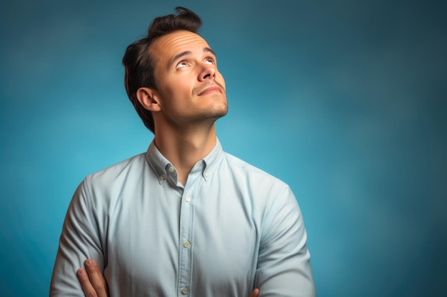 Photo contemplative male model against vibrant minimalistic setting