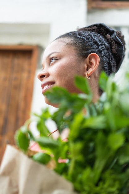 Foto donna contemplativa con prodotti freschi