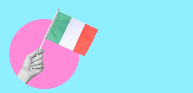 現代美術のコラージュ テキスト用のスペースとネオンの背景にイタリアの旗を持っている女性の手